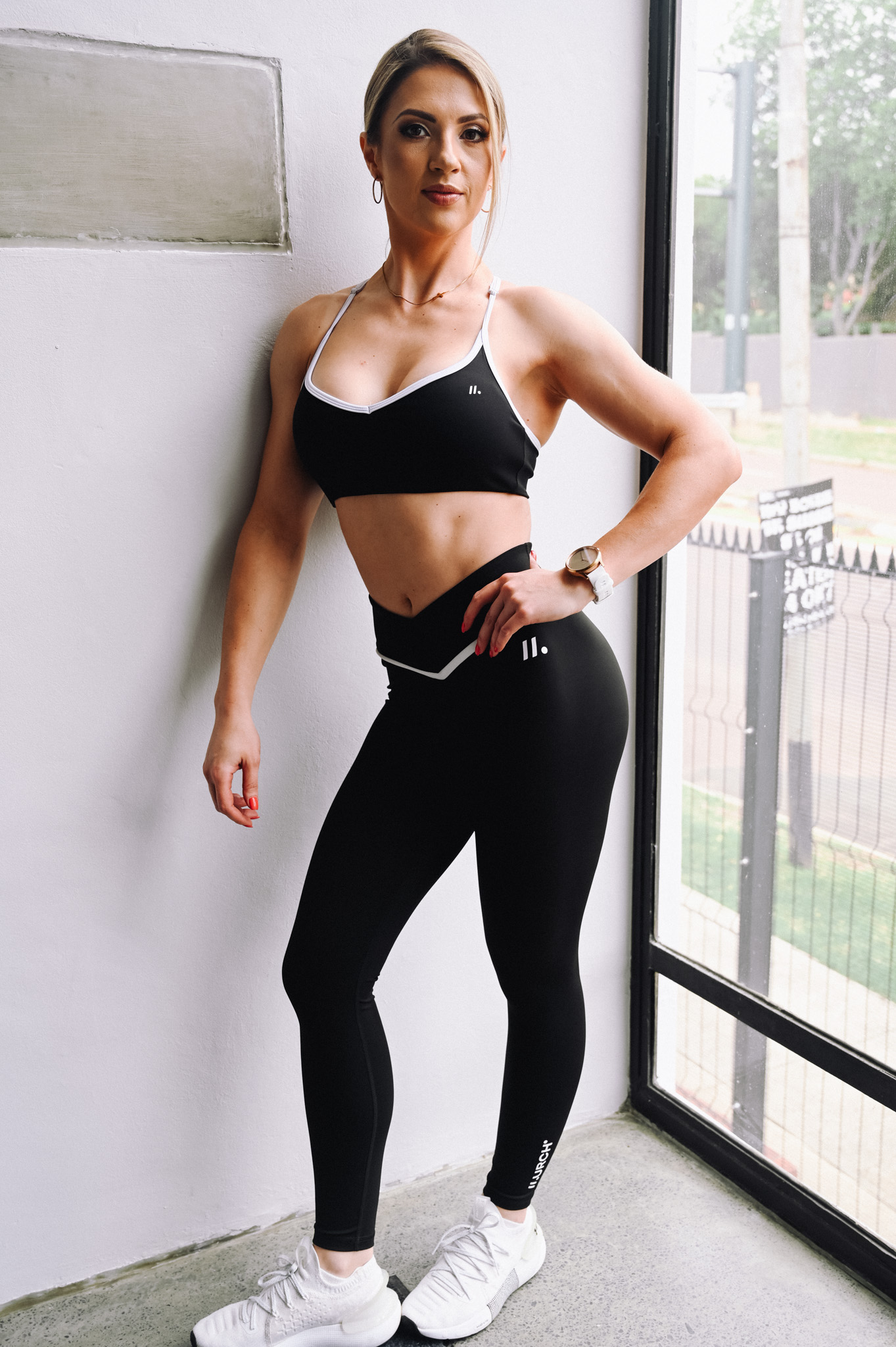 V-Shape Cut Bra and Leggings Set - Image 3
