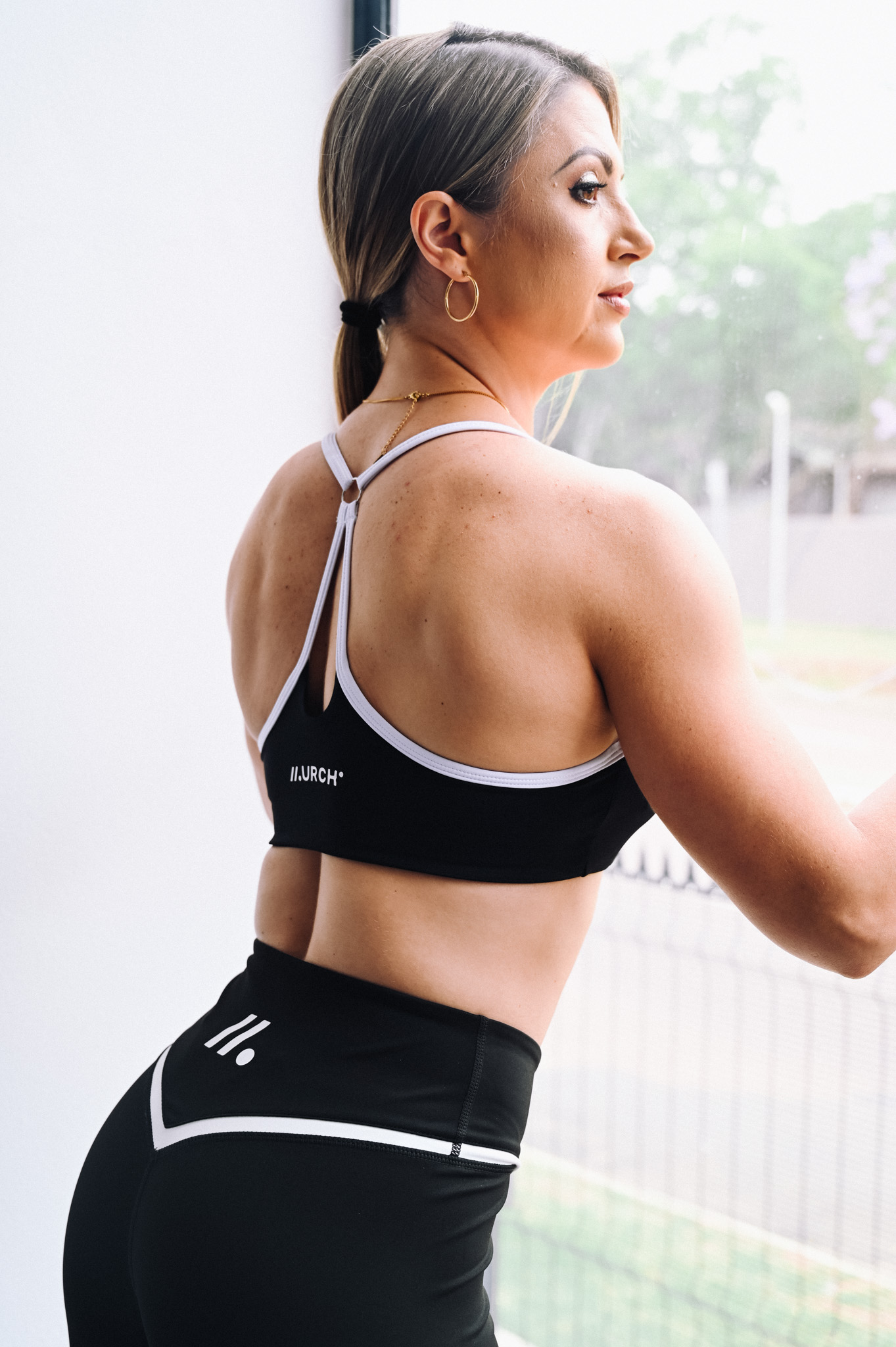 V-Shape Cut Bra and Leggings Set - Image 4